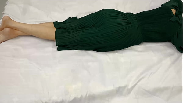 Saat Malam, Aku Masuk Ke Kamar Adik Tiri Yang Masih 18 Tahun, Langsung Aku Perkosa Memeknya.
