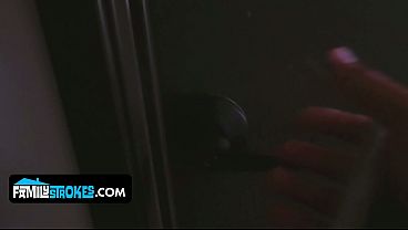 Goyangin Memek Kencang, Si Kakak Tiri Montok Layla London Biarin Adik Tiri Ngegenjot Kenceng.