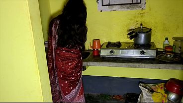 Devar Ngeliat Bhabhi Sendirian Di Dapur, Langsung Hajar Memeknya.