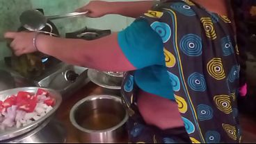 Ibu Rumah Tangga India Masak-masak Sambil Main-main Sama Pacar Di Dapur.