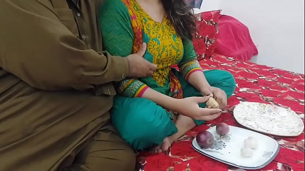 Bantu Mama Tiri Potong Sayur, Lalu Ngentot Pantat Besarnya, Dia Selingkuh Dari Ayah Tiri, Suara Hindi Jelas