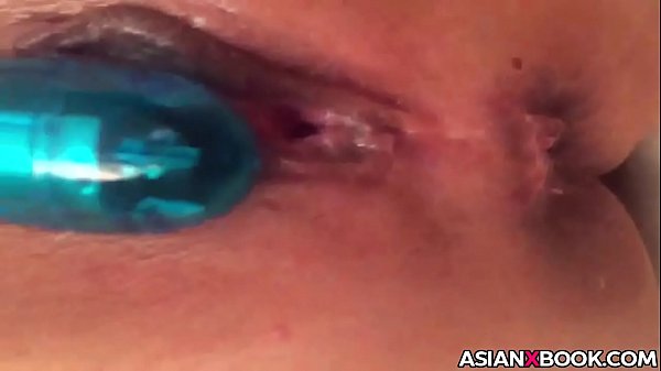 Babe Asia Digoyang-goyang Mainan Di Memeknya.