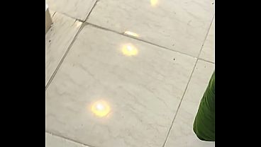 سباك وصاحبه ينيكوا شرموطة مصرية جامدة في بيتها – صوت هياج وجسم ملبن واضح