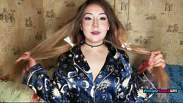 Gadis Gemuk Rusia Dengan Paha Besar Mainin Memek Sempitnya Sambil Dildo Nancep Di Dalem