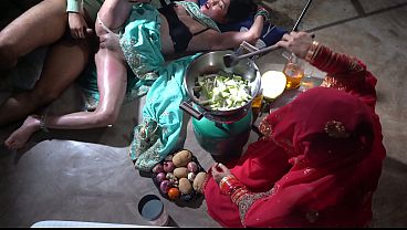 Ibu Tiri Di Dapur, Pakai Baju Tipis, Bikin Dapur Makin Panas, Gerakan Menggoda Bikin Desah.