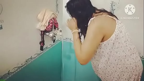 Desi Mandi Basah Kena Air Panas, Makin Lama Makin Basah