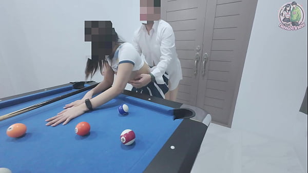 Cewek Thailand Naik Ke Meja Biliar… Lalu Digocoh Keras Sampai Meraung!