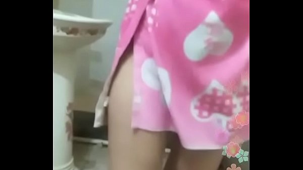 Desi Mandi Kamar Mandi, Basah Kuyup Siap Digoyang