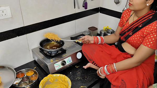 Komal Lagi Bikin Gorengan Pas Diwali, Si Adik Ipar Ngintipin Sambil Ngeloyor Mau Ngambil Kakak Ipar.