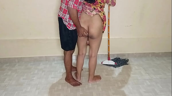 Kamar Lagi Dipel, Tante Pembantu Disuruh Nyepong Kontol, Langsung Digenjot Keras! Suara Hindi Jelas Kedengeran.