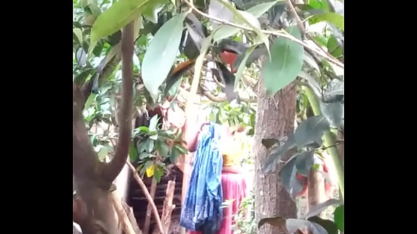 Nih Cewek India Lagi Mandi, Basah Kuyup, Bikin Ngiler.
