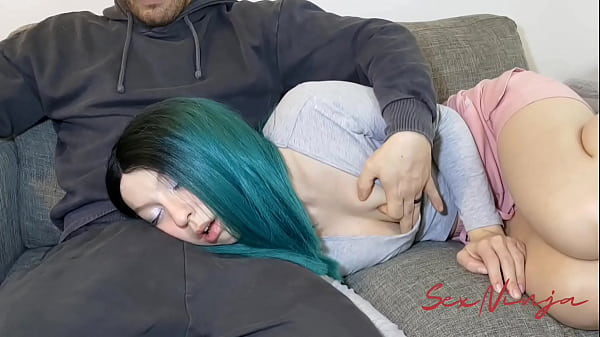 Gue Cuma Mau Rebahan Di Pangkuan Kakak Tiri Gue Biar Bisa Tidur, Tapi Malah Bikin Dia Tegang.
