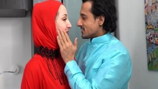 Bajingan, Si Lover Ngehancurin Si Hijabi Jalang Di Depan Suaminya