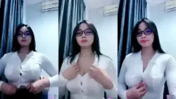 Julia Lea, Kemejanya Ngepas Banget Sampe Tonjolannya Keliatan Jelas, Bikin Ngiler.