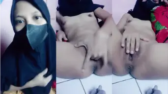 Ukhti Kesepian Mainin Memek Sendiri Karena Suami Pergi