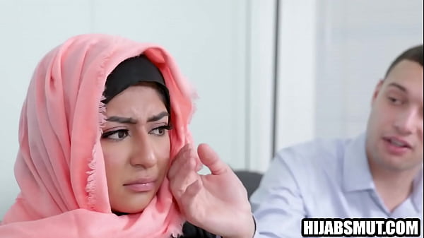 Gadis Hijab Terpaksa Ngentot Sama Bule Amerika, Gak Ada Pilihan Lain.