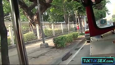 Bule Tua Diangkut Tuk Tuk, Langsung Naik Kontol Gede.