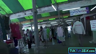 Dua Bule Goyangin Lidah Berduri Si Thai Milf Mungil, Langsung Digeboyong