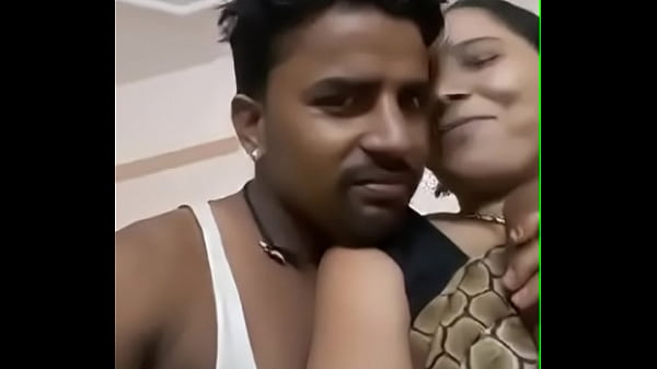 Desi Tante Montok, Menekan-nakan Tetek Gede