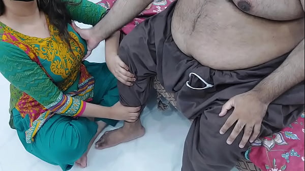 Cewek India Anak Tiri Lagi Pijitin Kaki Bokap Sambil Bokap Pegangin Toketnya, Makin Panas Dengan Suara Hindi Kotor Dan Jelas