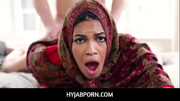 Maya Farrell, Si Kakak Tiri Arab Berhijab Dengan Pantat Gede, Dijodohin Dan Siap Digarap.