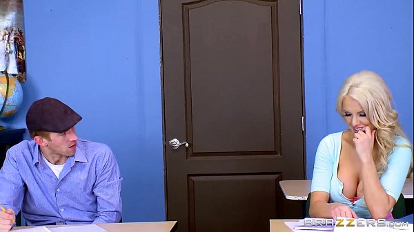 Ibu Guru Kenzie Taylor Pamer Tetek Gede Di Sekolah, Bikin Murid-murid Tegang.