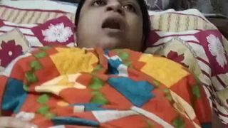 Boudi Bengali Pake Gown Lagi Colmek Sambil Ngeliatin Kontol