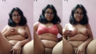Cewek Chashmish Montok Remas-remas Teteknya Sambil Colokin Jari