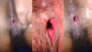 Ibu-ibu Seksi Sangean Pamer Memek Desi Di Depan Kamera