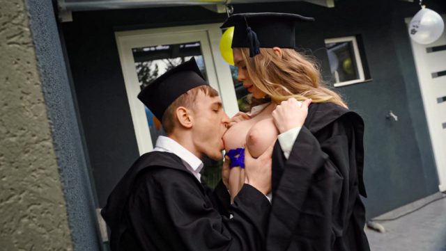 Ngentot Bareng Cewek Wisuda, Bokep Mahasiswi Hot Banget