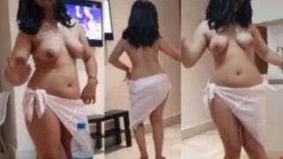Tonton Goyang Panas Cewek Seksi Bugil Pake Lagu Bollywood Bikin Makin Bernafsu.