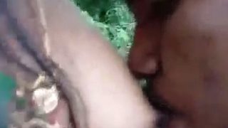 Video Mesum Di Hutan Odisha: Cewek Hisap Susu Di Luar