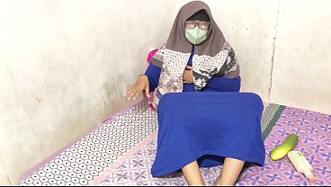 Cewek Hijab Indonesia Lagi Mainin Diri Sendiri Sampe Basah Kuyup.