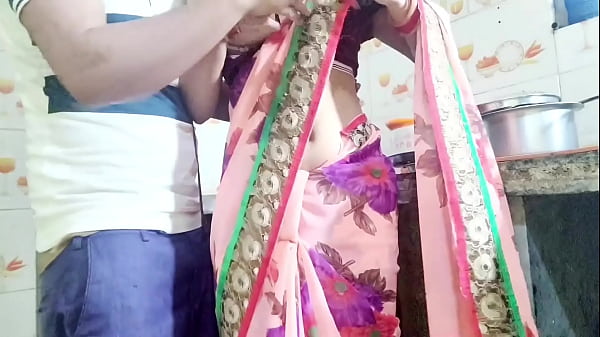 देसी भाभी बर्तन धो रही थी, तभी देवर ने कहा- भाभी, तेरी चूत चाहिए, देगी क्या? हिंदी ऑडियो में सुनो।