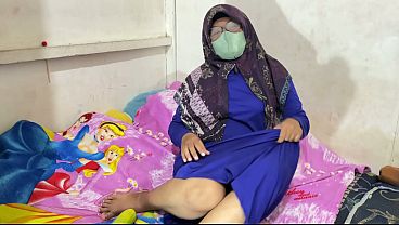 Wanita Berhijab Lagi Mainin Diri Sendiri, Desahan Nafsu Bikin Makin Liar.